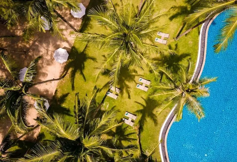 هتل Outrigger Khao Lak Beach Resort