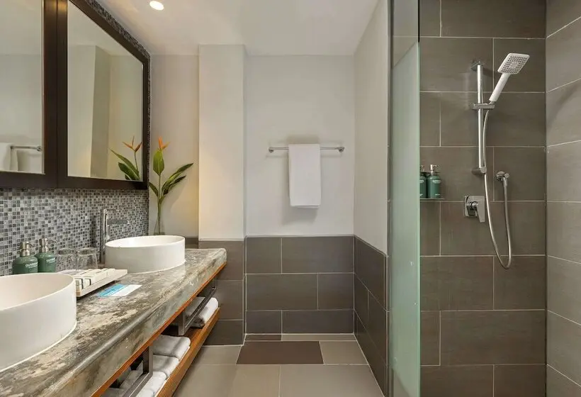 هتل Outrigger Khao Lak Beach Resort