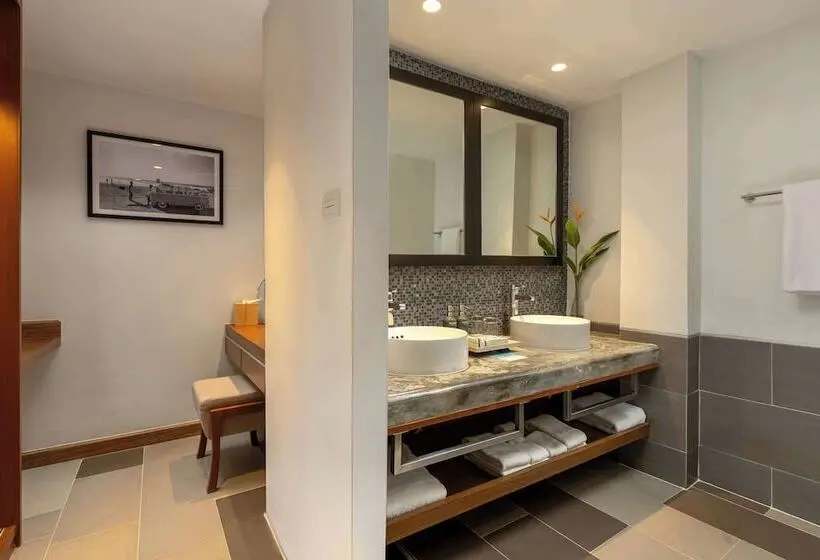 هتل Outrigger Khao Lak Beach Resort