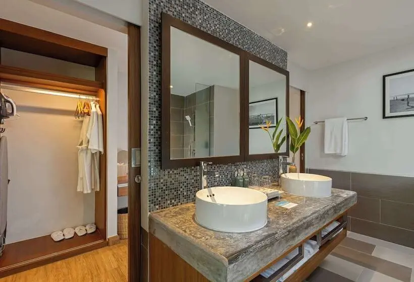 هتل Outrigger Khao Lak Beach Resort