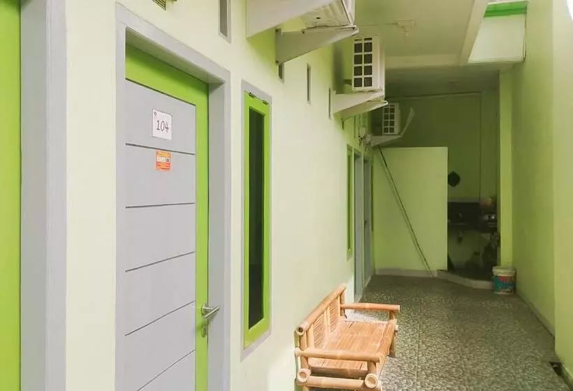 ホテル Reddoorz Syariah At Shakira Alesha Enggal