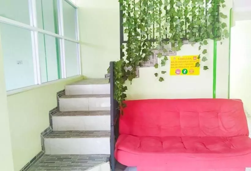 ホテル Reddoorz Syariah At Shakira Alesha Enggal