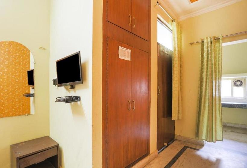 Hotel Oyo 76309 Royal Palace