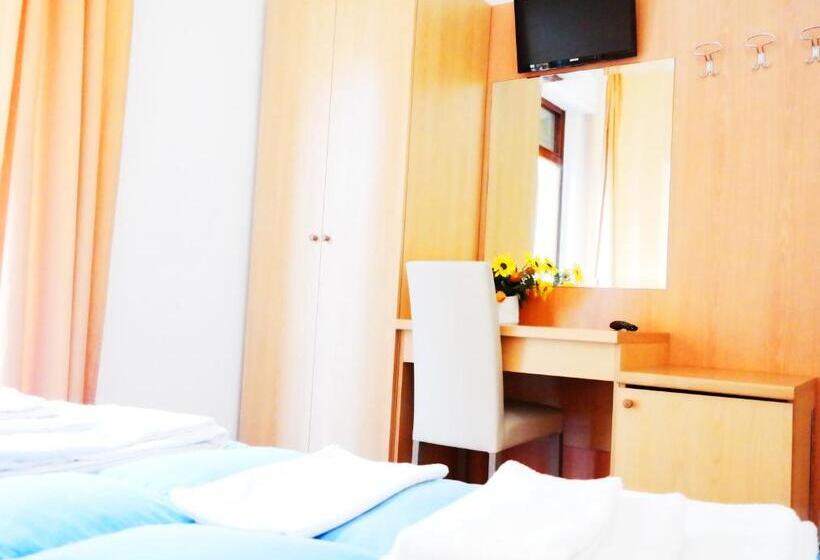 تختخواب و صبحانه Central Plaza