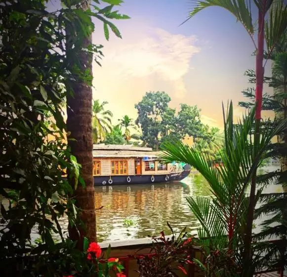 ベッドアンドブレックファースト The Lake Paradise Boutique Resort