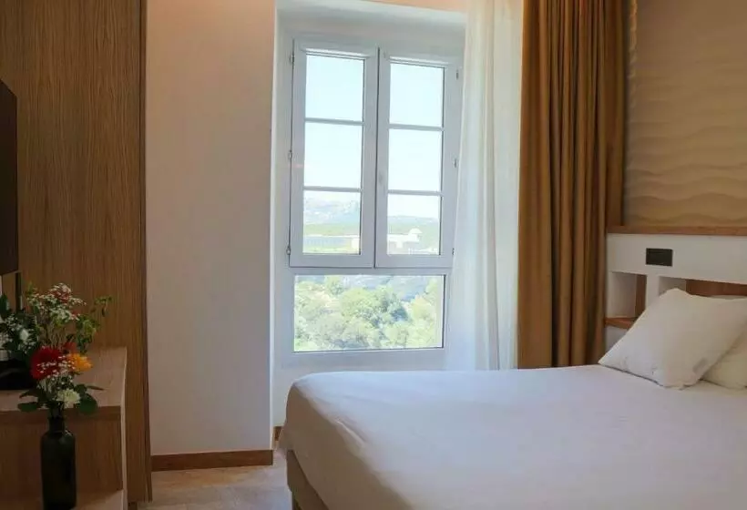 Hotelli Le Royal Hôtel Restaurant