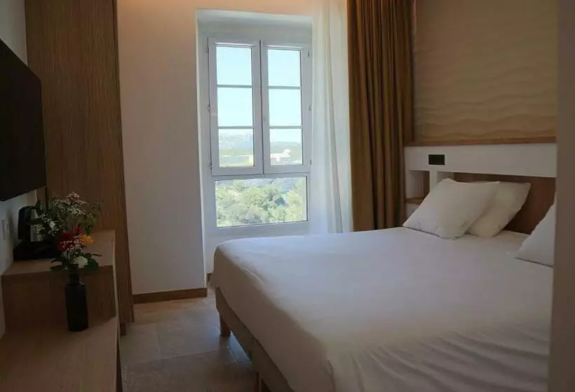 Hotelli Le Royal Hôtel Restaurant