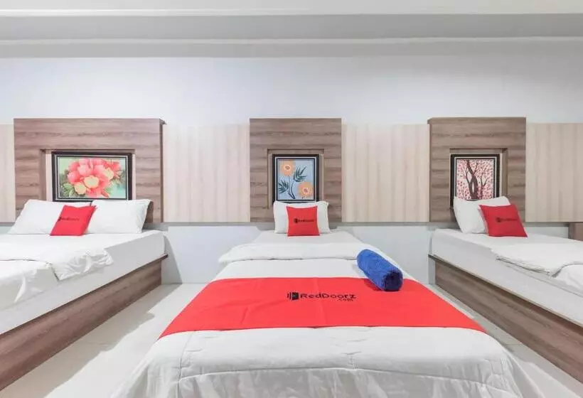 Hotelli Reddoorz Resort Premium @ Sangkan Hurip Kuningan