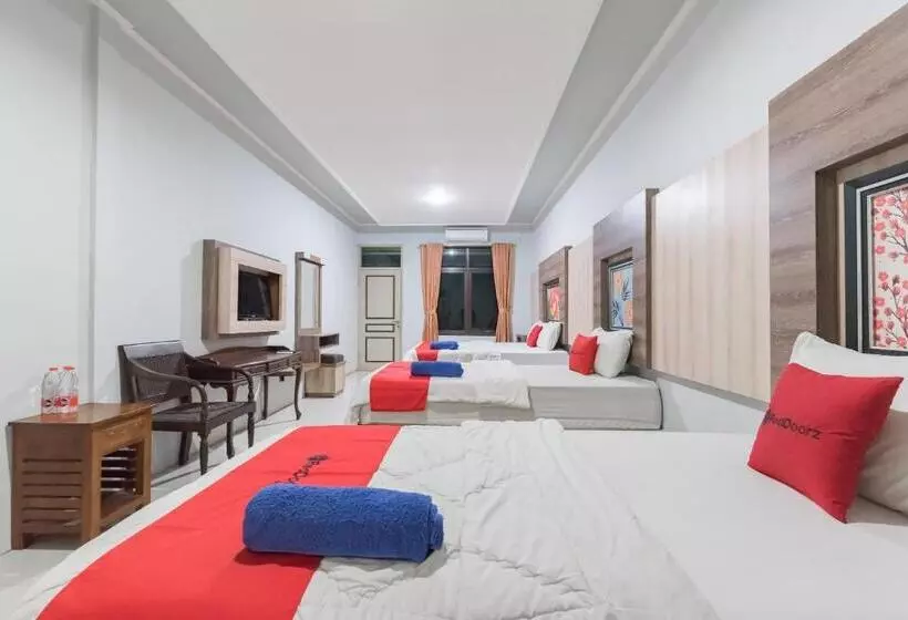 Hotelli Reddoorz Resort Premium @ Sangkan Hurip Kuningan