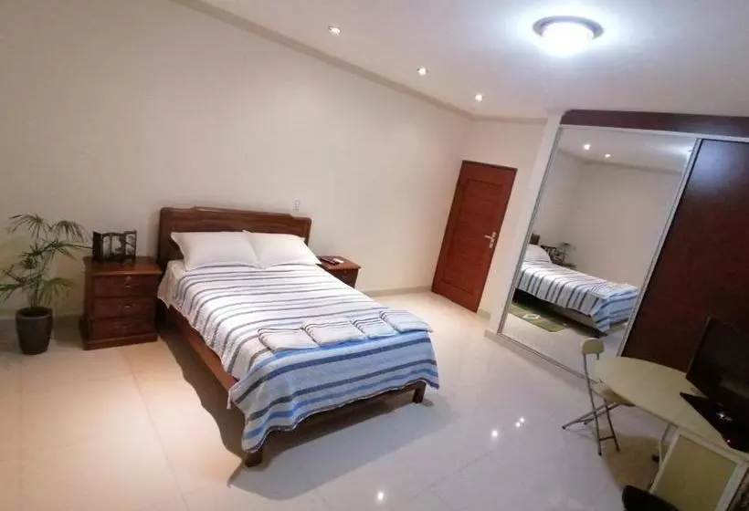 تختخواب و صبحانه El Prado