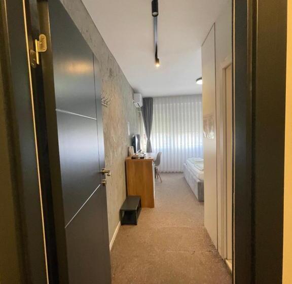 هاستل New Prishtina Luxury Rooms