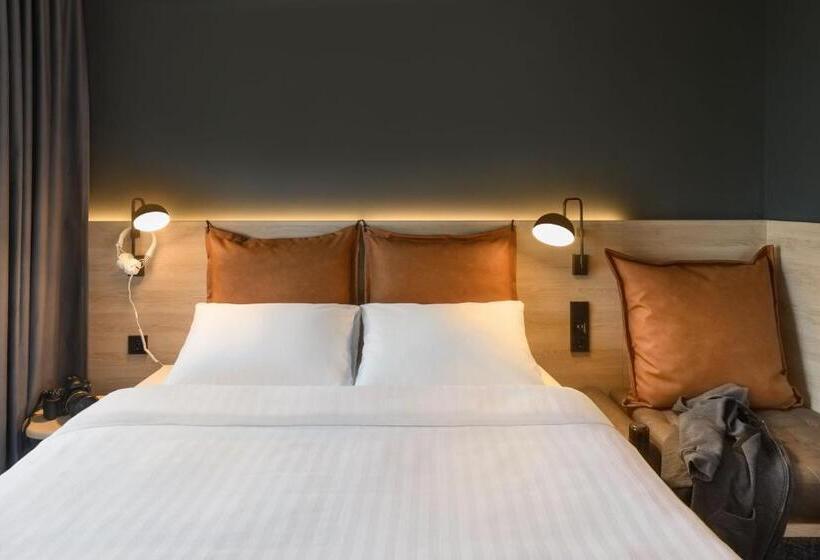 Отель Moxy Dresden Neustadt