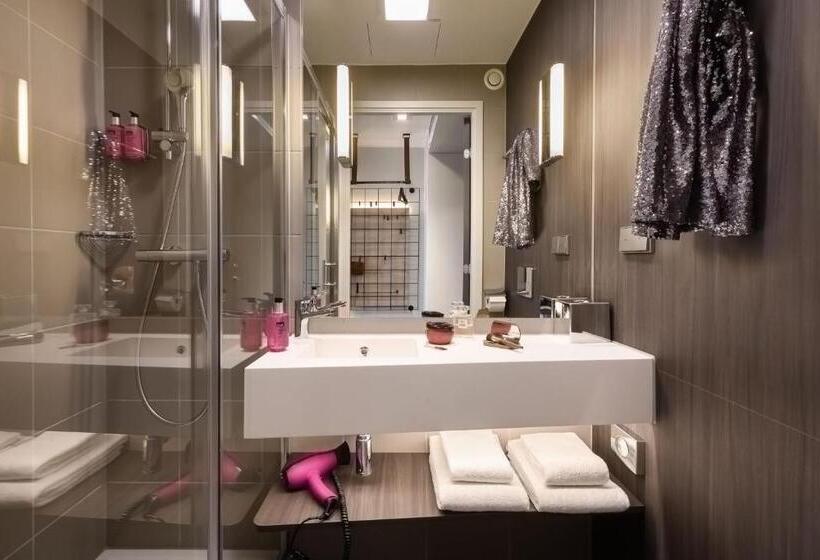 Отель Moxy Dresden Neustadt