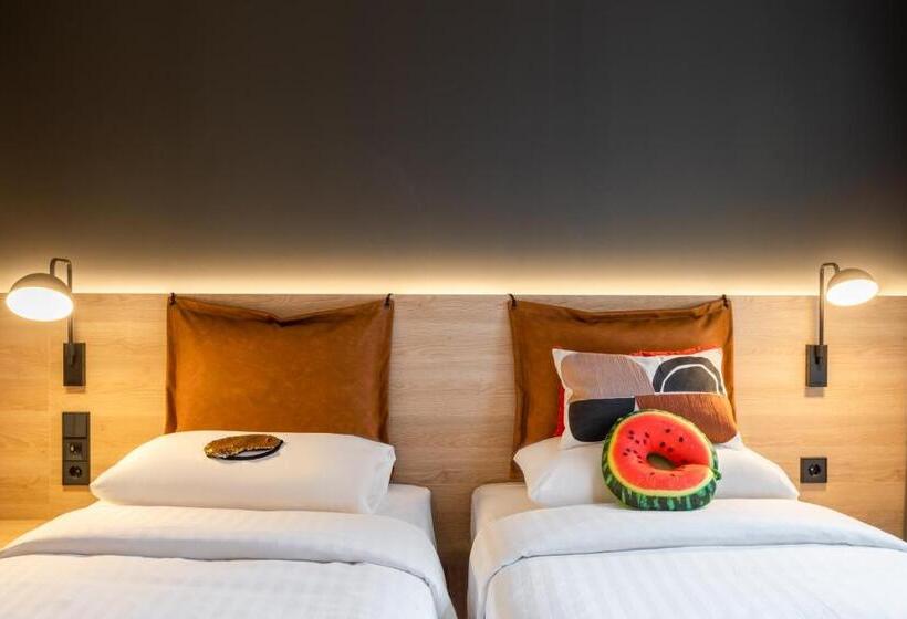 Отель Moxy Dresden Neustadt