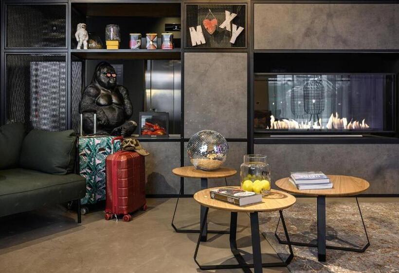 Отель Moxy Dresden Neustadt