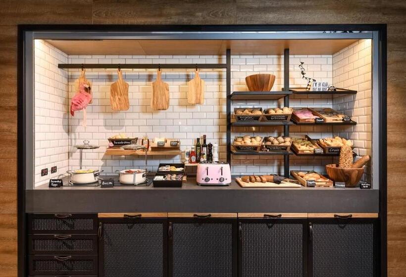 Отель Moxy Dresden Neustadt