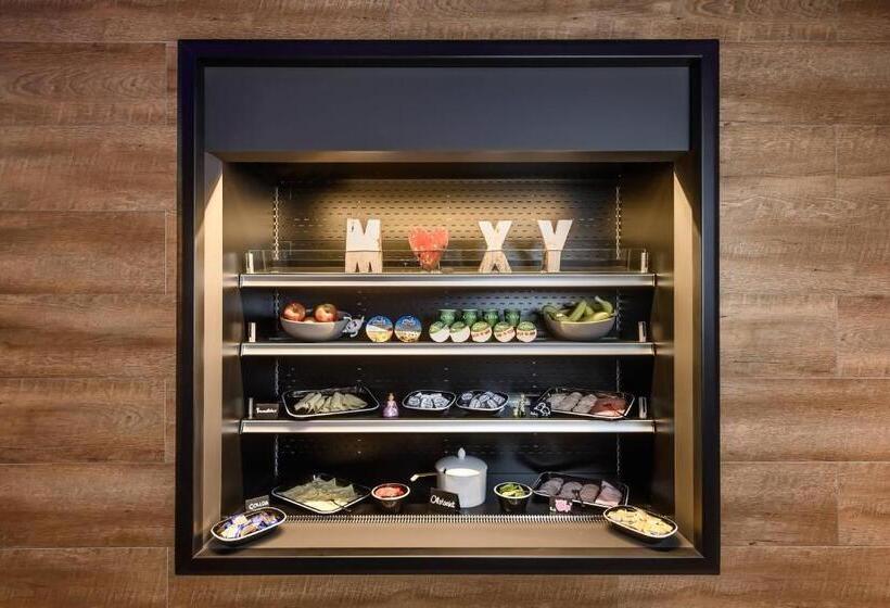 Отель Moxy Dresden Neustadt