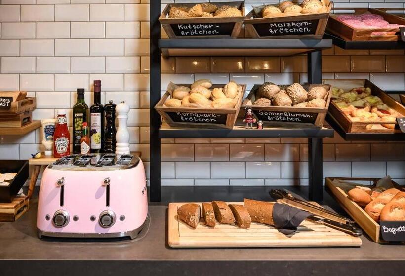 Отель Moxy Dresden Neustadt