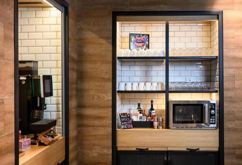 Отель Moxy Dresden Neustadt