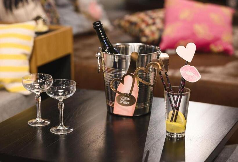 Отель Moxy Dresden Neustadt