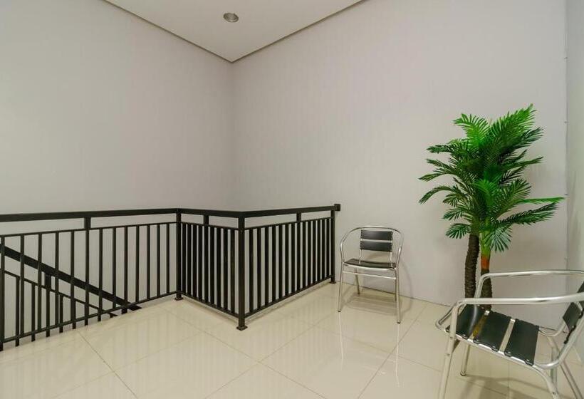 Hotel Reddoorz @ Jalan Demang Lebar Raya Palembang