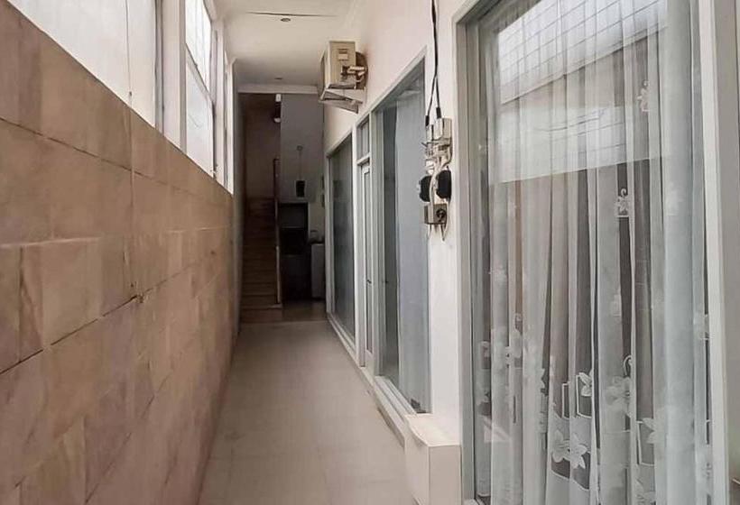 Отель Koolkost Syariah @ Flamboyan Street Banjarmasin ( Minimum Stay 6 Nights)