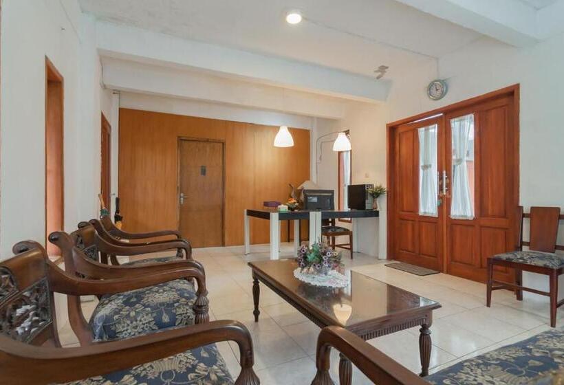 בית מלון כפרי Lembur Kiwari Setra Duta Mitra Reddoorz