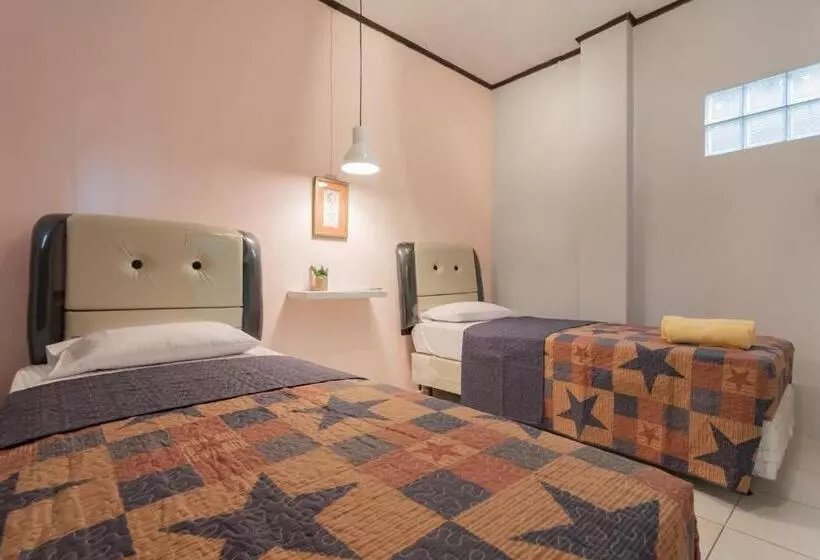 ホテル Lembur Kiwari Setra Duta Mitra Reddoorz