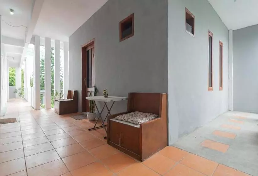 ホテル Lembur Kiwari Setra Duta Mitra Reddoorz