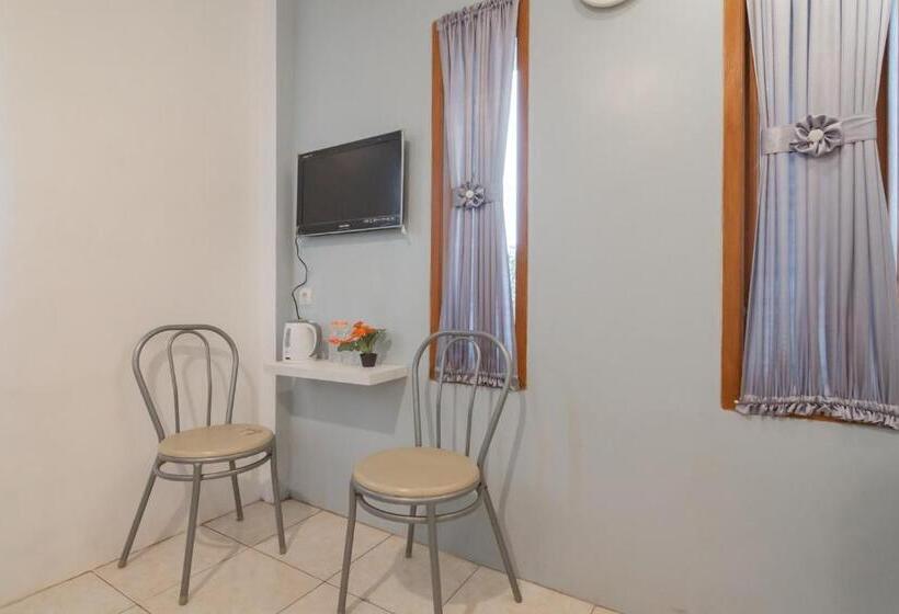 בית מלון כפרי Lembur Kiwari Setra Duta Mitra Reddoorz