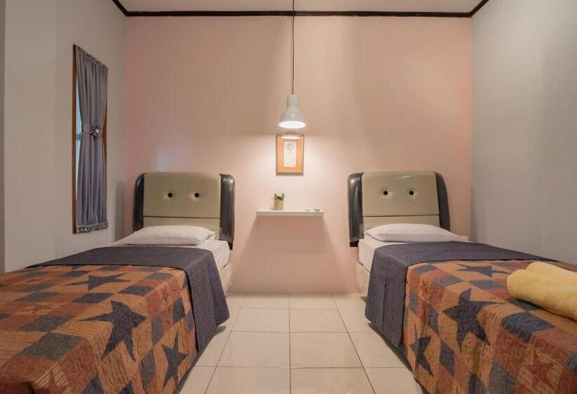 בית מלון כפרי Lembur Kiwari Setra Duta Mitra Reddoorz