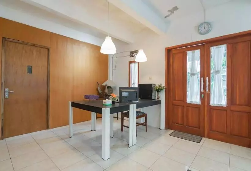 ホテル Lembur Kiwari Setra Duta Mitra Reddoorz