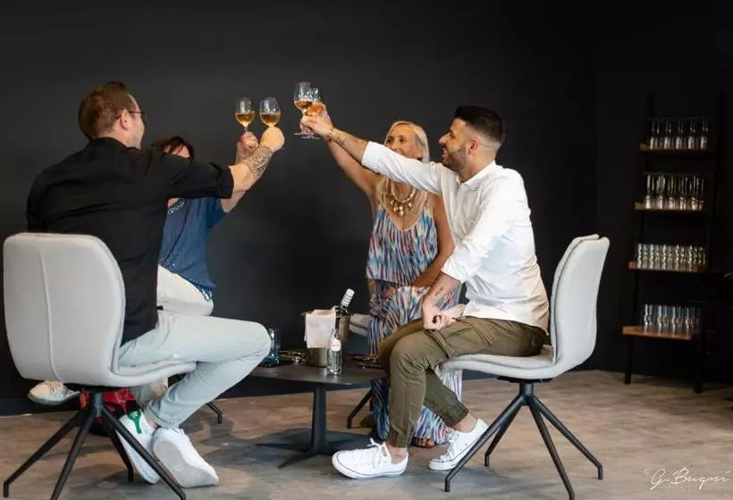 Отель La Reine Hôtel, City Centre