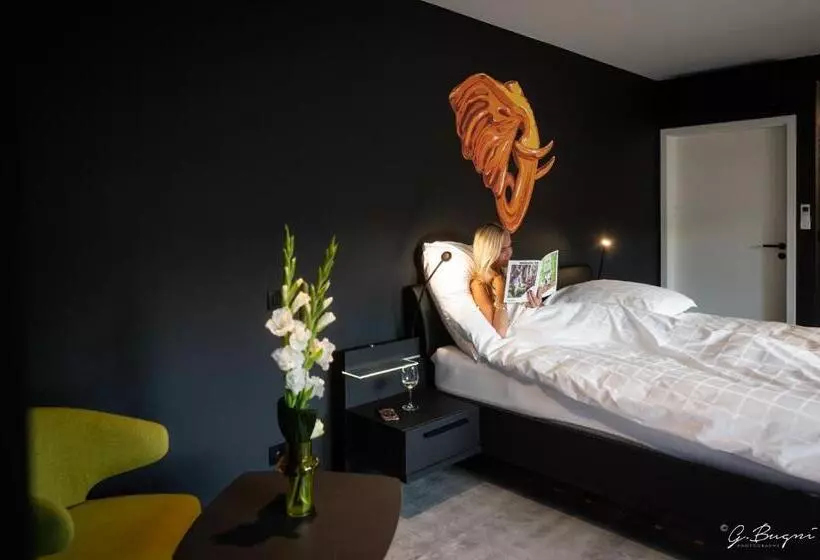 Отель La Reine Hôtel, City Centre