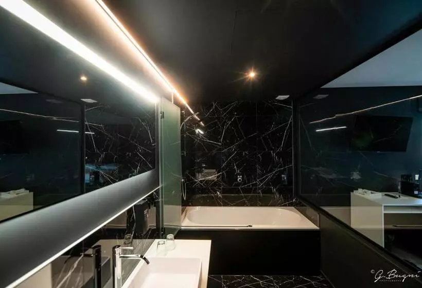 Отель La Reine Hôtel, City Centre