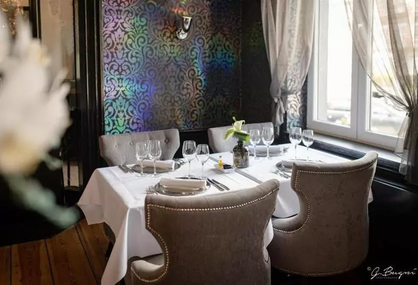 Отель La Reine Hôtel, City Centre