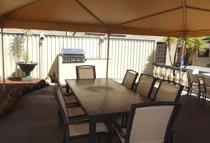 모텔 Bridge Street Motor Inn