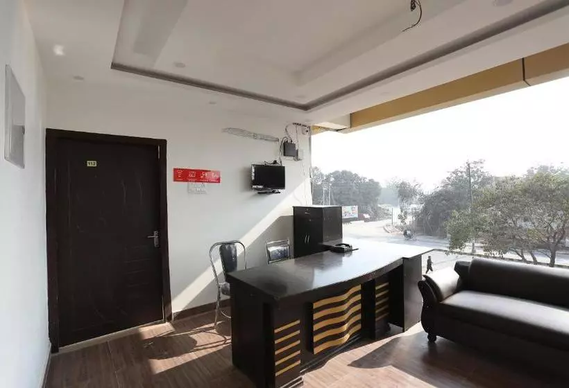 Hotelli Oyo 23253 Baswari