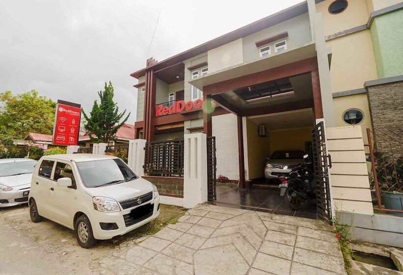 Hotel Reddoorz Syariah Near Jam Gadang Bukittinggi 2