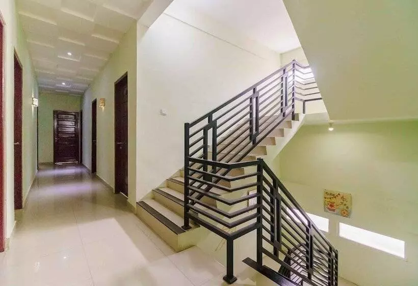 Hotelli Reddoorz Syariah Near Jam Gadang Bukittinggi 2