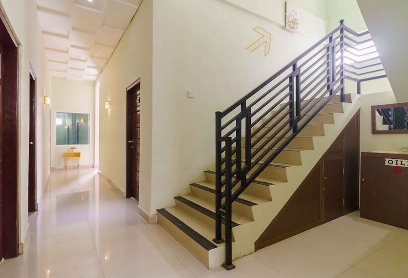 Hotel Reddoorz Syariah Near Jam Gadang Bukittinggi 2