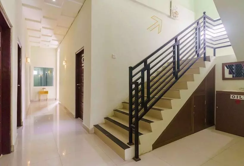 Hotelli Reddoorz Syariah Near Jam Gadang Bukittinggi 2