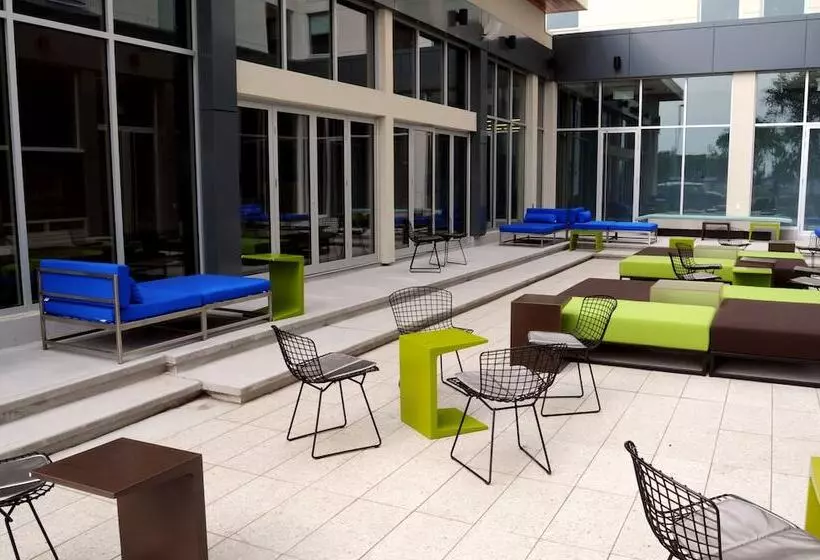 هتل Aloft Montreal Airport