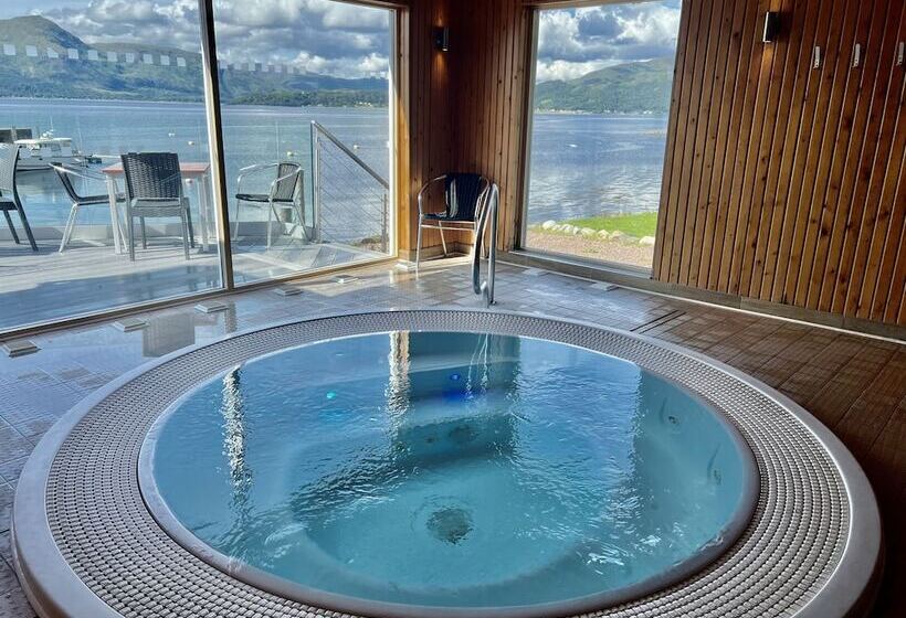 Holly Tree Hotel, Swimming Pool & Hot Tub