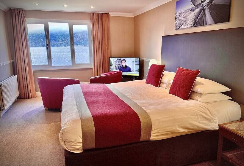 Holly Tree Hotel, Swimming Pool & Hot Tub