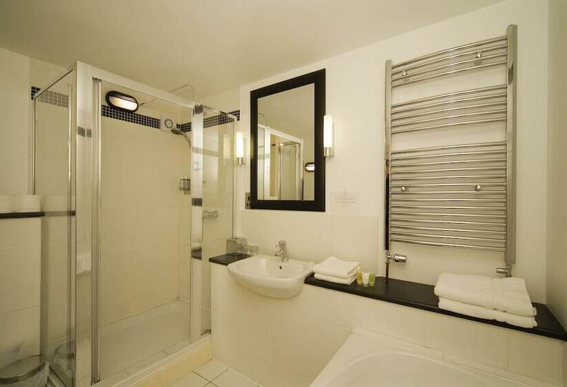 Holly Tree Hotel, Swimming Pool & Hot Tub