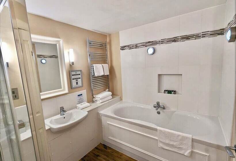 Holly Tree Hotel, Swimming Pool & Hot Tub