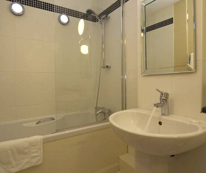 Holly Tree Hotel, Swimming Pool & Hot Tub