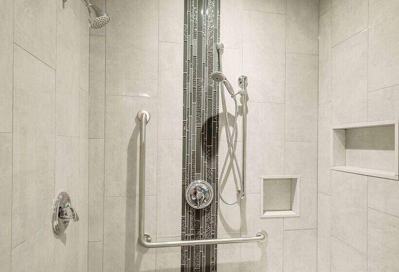 Отель Ramada By Wyndham Niagara Falls By The River