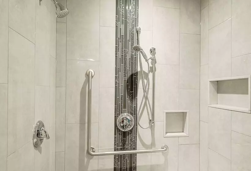 Hotel Ramada By Wyndham Niagara Falls By The River